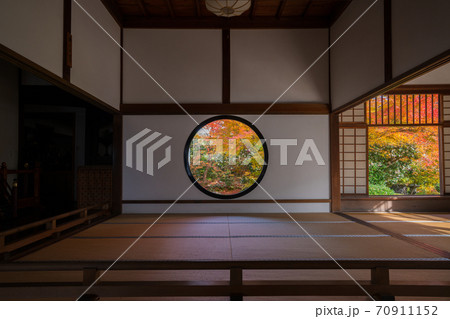 京都　源光庵の紅葉　悟りの窓と迷いの窓 70911152