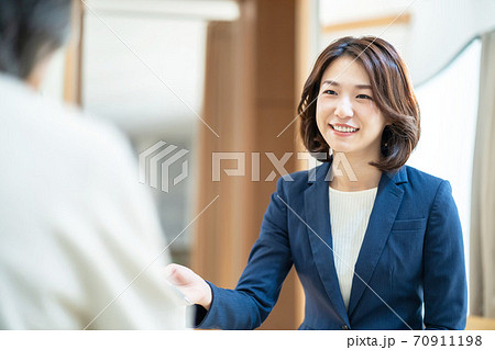 シニア女性 相談 保険 終活 リフォーム シニア女性 相談 保険 終活 リフォーム 70911198