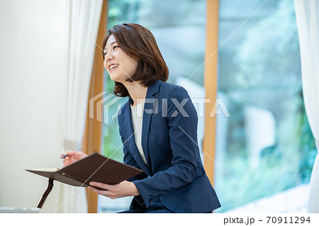 女性　ビジネスマン　勧誘　営業 70911294