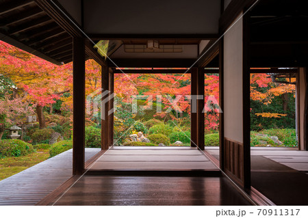 京都　源光庵の紅葉 70911317
