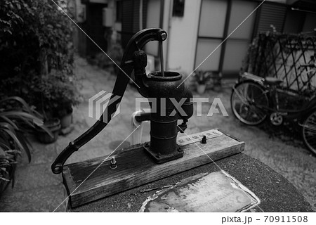 住宅街に残る井戸 住宅街に残る井戸 70911508
