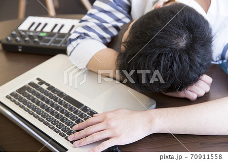 居眠りをするミュージシャン 70911558