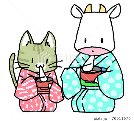 お雑煮を食べるキジトラ猫と牛 お雑煮を食べるキジトラ猫と牛 70911676