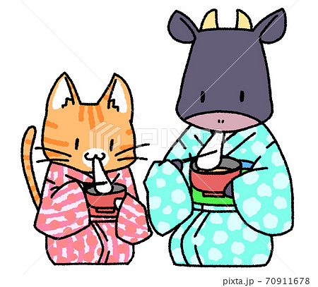 お雑煮を食べる茶トラ猫と牛 70911678