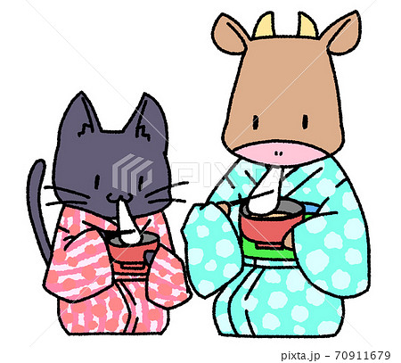 お雑煮を食べる黒猫とジャージー牛 70911679
