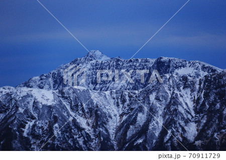 北アルプス燕岳山頂から 初冠雪 凍結した笠ヶ岳遠景 北アルプス燕岳山頂から 初冠雪 凍結した笠ヶ岳遠景 70911729