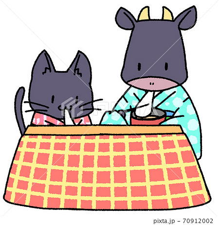 炬燵でお雑煮を食べる黒猫と牛 70912002