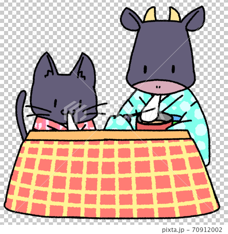 炬燵でお雑煮を食べる黒猫と牛 70912002