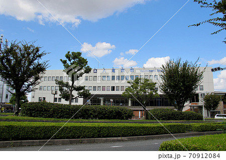 Osaka Metro　谷町線　八尾南駅の駅ビルを木々と共に望む 70912084