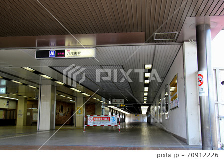 Osaka Metro　谷町線　八尾南駅のコンコース　長い通路は歩道橋の役割を持つ 70912226