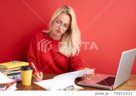 portrait of thoughtful caucasian female at work place 70913431