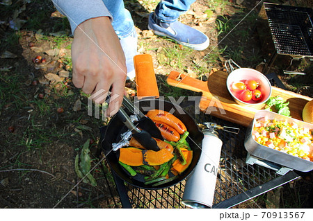 キャンプで料理を作る男性 70913567
