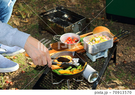 キャンプで料理を作る男性 70913570