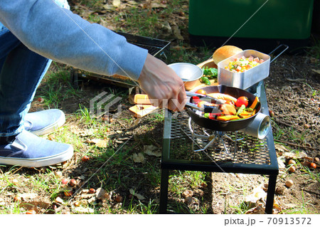 キャンプで料理を作る男性 70913572