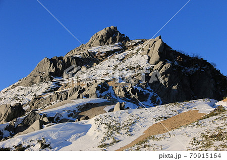 北アルプス 初冠雪 凍る燕岳山頂 北アルプス 初冠雪 凍る燕岳山頂 70915164