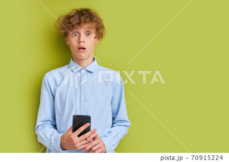 schoolboy is in shock by news on phone 70915224