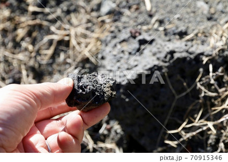 伊豆大島・三原山の溶岩 70915346