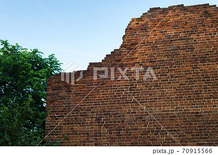 Neat brick wall of old brick 70915566