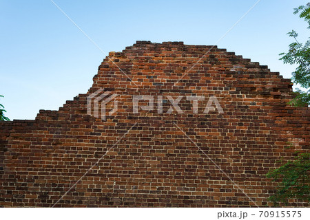 Neat brick wall of old brick 70915575