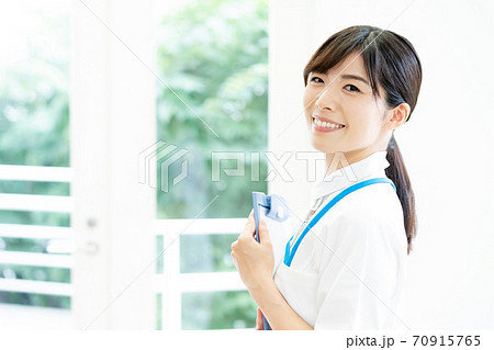 介護職の女性【ポートレート】 介護職の女性【ポートレート】 70915765