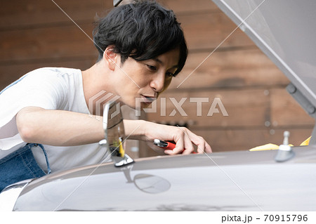 車の修理をする男性 70915796