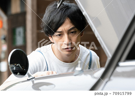 車の修理をする男性 70915799