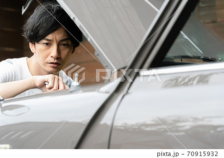 車の修理をする男性 70915932