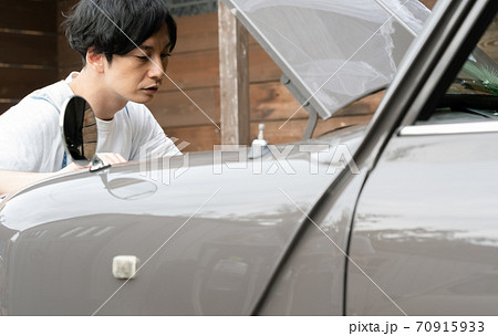 車の修理をする男性 70915933