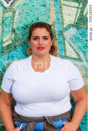 Summer fashion for plump people. 70916005