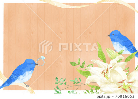 優しいタッチの幸せを運ぶ青い鳥のカップルとカサブランカのイラスト ウッド調のイラスト素材