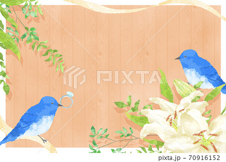 優しいタッチの幸せを運ぶ青い鳥のカップルとカサブランカのイラスト ウッド調のイラスト素材