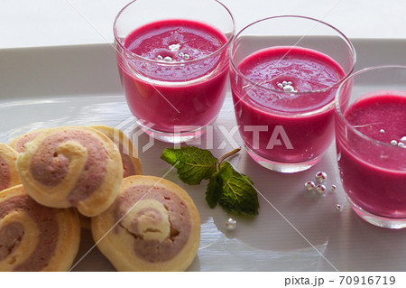 冷たいビーツのスープと可愛いビーツクッキー 冷たいビーツのスープと可愛いビーツクッキー 70916719