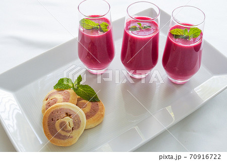 冷たいビーツのスープと可愛いビーツクッキー 冷たいビーツのスープと可愛いビーツクッキー 70916722