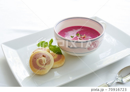冷たいビーツのスープと可愛いビーツクッキー 70916723