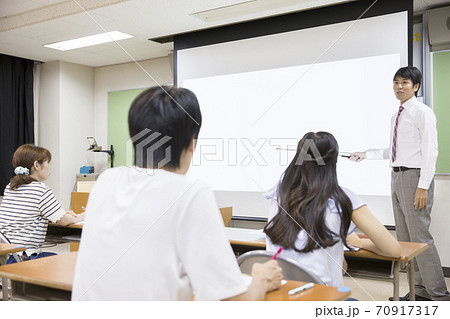自動車学校の授業風景 自動車学校の授業風景 70917317