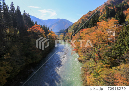富山県　秋　五箇山　庄川　上梨大橋 70918279