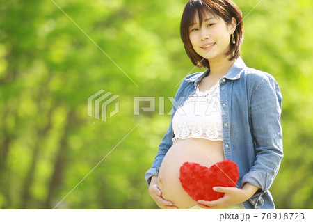 若い妊婦 70918723