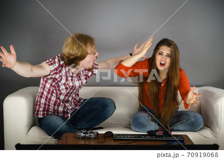 Gaming couple playing games Gaming couple playing games 70919068