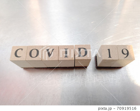 明るい光の中でCOVID-19 と並べられたサイコロ文字 明るい光の中でCOVID-19 と並べられたサイコロ文字 70919516