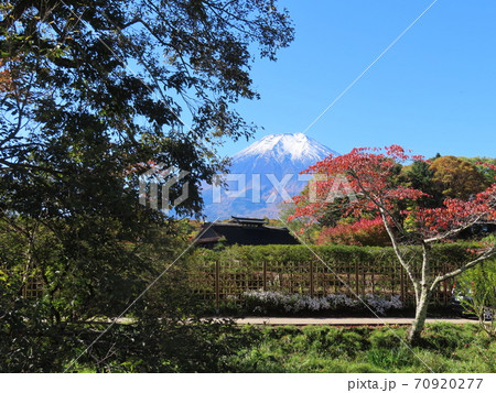 忍野八海から見た富士山の写真素材 [70920277] - PIXTA