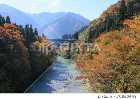 富山県 秋 五箇山 庄川 上梨大橋 富山県 秋 五箇山 庄川 上梨大橋 70920448
