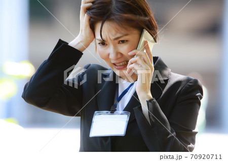 頭を抱える女性社員 頭を抱える女性社員 70920711
