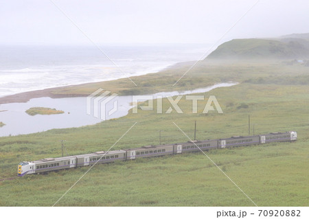 霧雨の中を走る特急あおぞら 霧雨の中を走る特急あおぞら 70920882