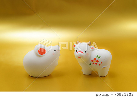 ねずみ年から丑年へのバトンタッチ(2021年・年賀状素材) ねずみ年から丑年へのバトンタッチ(2021年・年賀状素材) 70921205