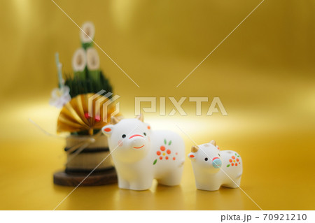 丑年の年賀状素材（2021年新年） 70921210