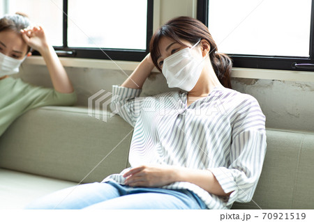 マスクをつけた体調不良の女性 マスクをつけた体調不良の女性 70921519