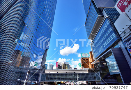 渋谷の高層ビルの谷間 渋谷の高層ビルの谷間 70921747