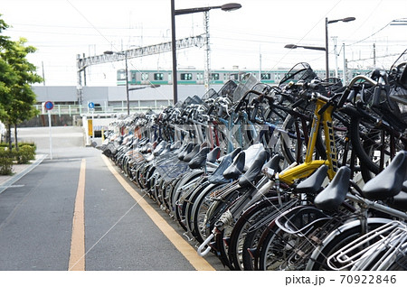線路脇の自転車置き場 70922846
