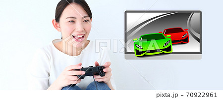 レースゲームを楽しむ女性のイメージ レースゲームを楽しむ女性のイメージ 70922961