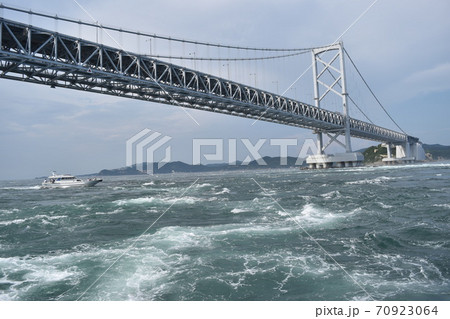 鳴門海峡の大橋と渦潮 鳴門海峡の大橋と渦潮 70923064